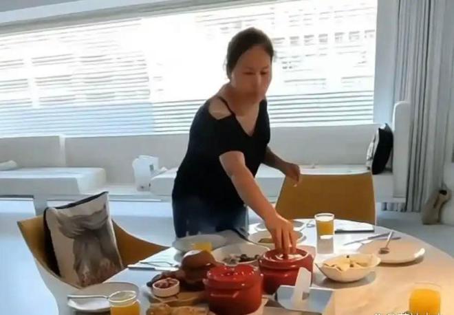 小菲郁躁症复发开跑车直奔豪宅吊唁大S开元ky棋牌小S回应斥资百万包机汪(图11)